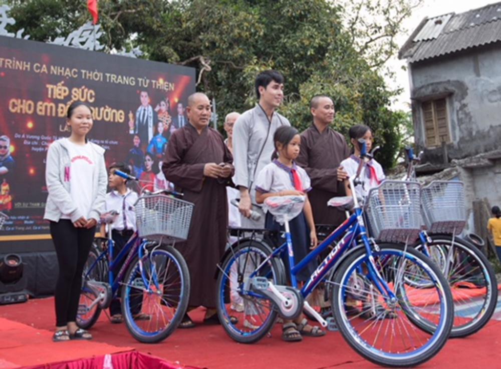 Á vương Hoàng Phi Kha trao tặng 52 xe đạp trong đêm nhạc từ thiện ở Huế