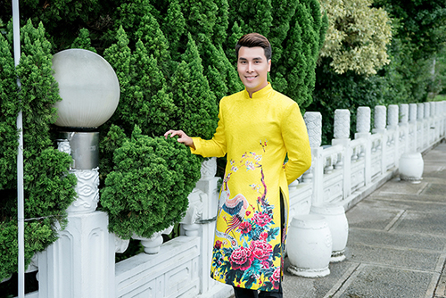 Á vương quốc tế Hoàng Phi Kha khoe áo dài Việt Nam trên đường phố Đài Loan