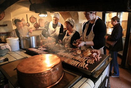 Nhà hàng xúc xích gần 900 tuổi vẫn hút khách ở Đức